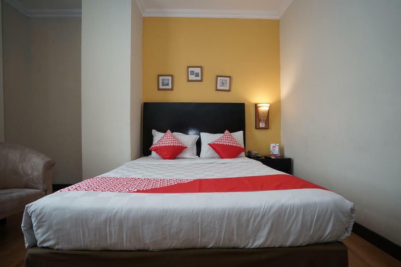 Capital O 1128 Hotel Imara Palembang Exterior foto